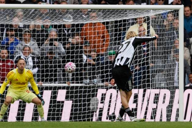 Newcastle United v Nottingham Forest - Premier League Nick Woltemade of Newcastle United scores penalty during the Premier League match between Newcastle United and Nottingham Forest at St James Park on October 5, 2025 in Newcastle upon Tyne, England. Newcastle upon Tyne St. James Park England United Kingdom Copyright: xRichardxSellers Sportsphoto APLx 14137409