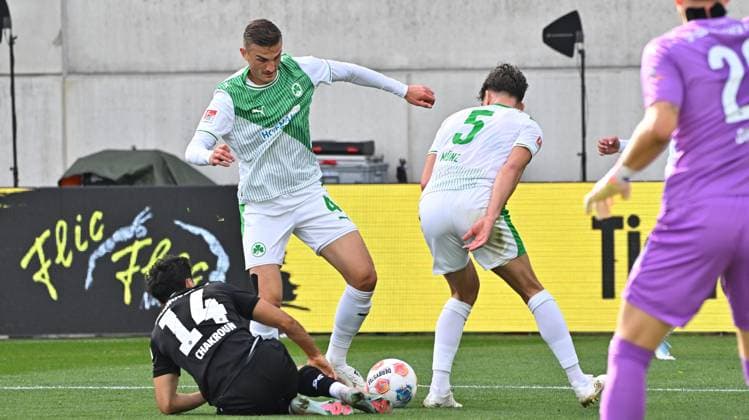 05 10 2025 Soccer Season 2025 2026 2 Soccer Bundesliga 08 Matchday SpVgg Greuther Fürth Kleeblatt Hannover 96 H96 Sportfoto Zink MeZi xmexzix DFL regulations prohibit any use of photographs as image sequences and or quasi video only for editorial use Husseyn Chakroun 14, Hannover 96 H96 Philipp Ziereis 4, SpVgg Greuther Fürth Reno Münz Muenz 5, SpVgg Greuther Fürth, right