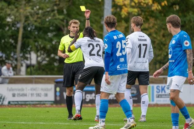Soccer, Regionalliga Nord, BW Lohne vs Altona 93, Matchday 13, Season 2025 2026, 5 10 2025 second yellow card for Michael Ambrosius Altona 93 22 , Lohne Heinz Dettmer Stadion Niedersachsen Germany