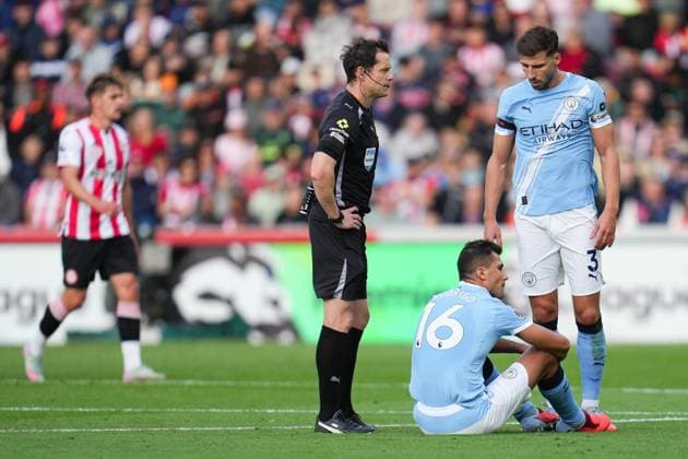 Premier League Brentford v Manchester City Rodri of Manchester City goes down injured during the Premier League match Brentford vs Manchester City at The Gtech Community Stadium, London, United Kingdom, 5th October 2025 (Photo by Harvey Murphy News Images) Copyright: xHarveyxMurphy NewsxImagesx