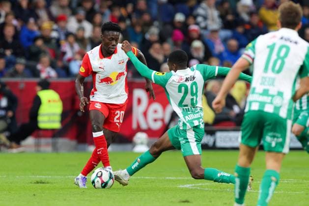 SOCCER - BL, RBS vs Rapid SALZBURG,AUSTRIA,05.OCT.25 - SOCCER - ADMIRAL Bundesliga, Red Bull Salzburg vs SK Rapid Wien. Image shows Edmund Baidoo (RBS) and Romeo Amane (Rapid).  GEPAxpictures xMathiasxMandl