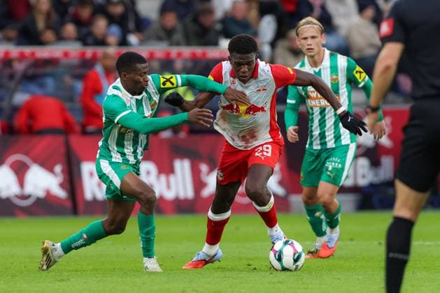 SOCCER - BL, RBS vs Rapid SALZBURG,AUSTRIA,05.OCT.25 - SOCCER - ADMIRAL Bundesliga, Red Bull Salzburg vs SK Rapid Wien. Image shows Romeo Amane (Rapid) and Lucas Gourna Douath (RBS).  GEPAxpictures xMathiasxMandl