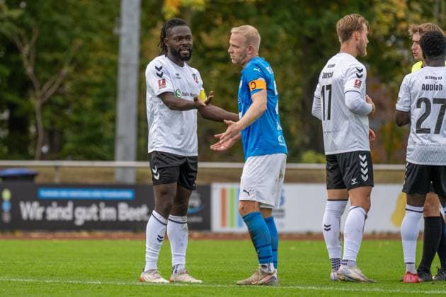 Soccer, Regionalliga Nord, BW Lohne vs Altona 93, Matchday 13, Season 2025 2026, 5 10 2025 Michael Ambrosius Altona 93 22 with Thorsten Tönnies Blau Weiss Lohne 21 after sending off , Lohne Heinz Dettmer Stadion Niedersachsen Germany
