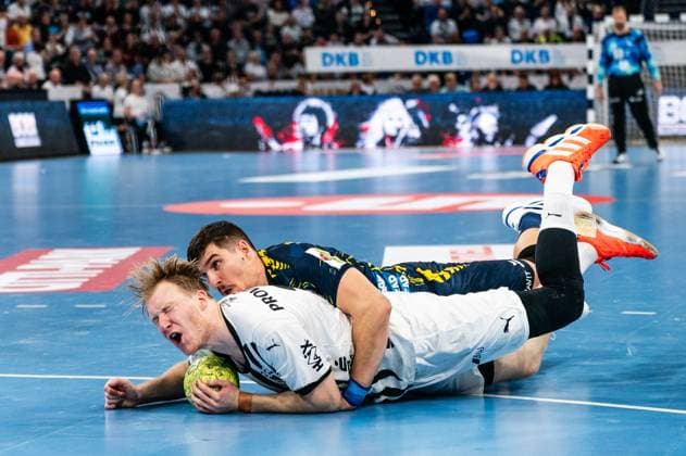 Eric Johansson THW Kiel, 21 in duel with Halil Jaganjac Rhein Neckar Loewen, 45 , both on the ground, GER, THW Kiel vs Rhein Neckar Loewen, Handball, Bundesliga, Matchday 7, Season 2025 2026, 05 10 2025 GER, THW Kiel vs Rhein Neckar Loewen, Handball, Bundesliga, Matchday 7, Season 2025 2026, 05 10 2025 Kiel Copyright: xEibner-Pressefoto MaxxVincenx EP_MVN