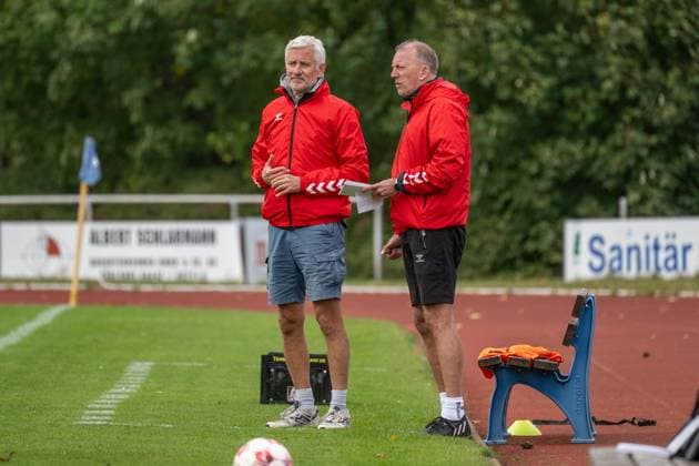 Soccer, Regionalliga Nord, BW Lohne vs Altona 93, Matchday 13, Season 2025 2026, 5 10 2025 Andreas Bergmann Coach Altona 93 with AndrÃ Trulsen Co Coach Altona 93 , Lohne Heinz Dettmer Stadion Niedersachsen Germany