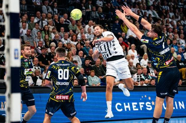 Harald Reinkind THW Kiel, 06 on throw, Jannik Kohlbacher Rhein Neckar Loewen, 80 , Robert Timmermeister Rhein Neckar Loewen, 07 , GER, THW Kiel vs Rhein Neckar Loewen, Handball, Bundesliga, Matchday 7, Season 2025 2026, 05 10 2025 GER, THW Kiel vs Rhein Neckar Loewen, Handball, Bundesliga, Matchday 7, Season 2025 2026, 05 10 2025 Kiel Copyright: xEibner-Pressefoto MaxxVincenx EP_MVN