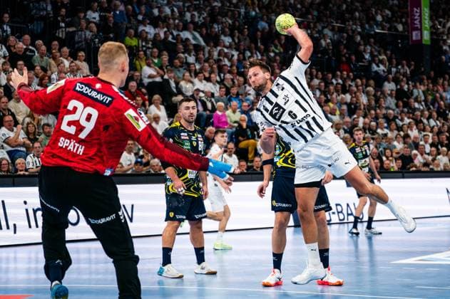 Harald Reinkind THW Kiel, 06 on throw, Goalkeeper David Spaeth Rhein Neckar Loewen, 29 , GER, THW Kiel vs Rhein Neckar Loewen, Handball, Bundesliga, Matchday 7, Season 2025 2026, 05 10 2025 GER, THW Kiel vs Rhein Neckar Loewen, Handball, Bundesliga, Matchday 7, Season 2025 2026, 05 10 2025 Kiel Copyright: xEibner-Pressefoto MaxxVincenx EP_MVN
