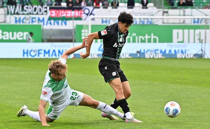 05 10 2025 Soccer Season 2025 2026 2 Soccer Bundesliga 08 Matchday SpVgg Greuther Fürth Kleeblatt Hannover 96 H96 Sportfoto Zink MeZi xmexzix DFL regulations prohibit any use of photographs as image sequences and or quasi video only for editorial use Jannik Dehm 23, SpVgg Greuther Fürth Husseyn Chakroun 14, Hannover 96 H96, rechts