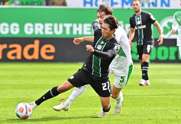05 10 2025 Soccer Season 2025 2026 2 Soccer Bundesliga 08 Matchday SpVgg Greuther Fürth Kleeblatt Hannover 96 H96 Sportfoto Zink MeZi xmexzix DFL regulations prohibit any use of photographs as image sequences and or quasi video only for editorial use Hayate Matsuda 27, Hannover 96 H96 Reno Münz Muenz 5, SpVgg Greuther Fürth, behind