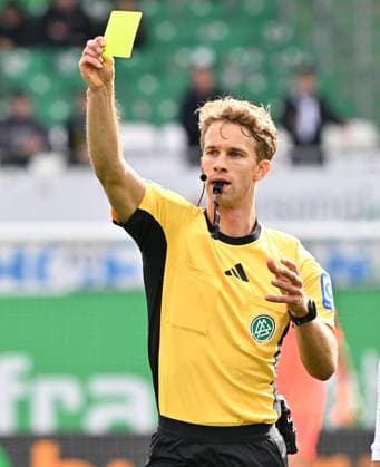 05 10 2025 Soccer Season 2025 2026 2 Soccer Bundesliga 08 Matchday SpVgg Greuther Fürth Kleeblatt Hannover 96 H96 Sportfoto Zink MeZi xmexzix DFL regulations prohibit any use of photographs as image sequences and or quasi video only for editorial use Jarno Wienefeld Referee shows yellow card Yellow
