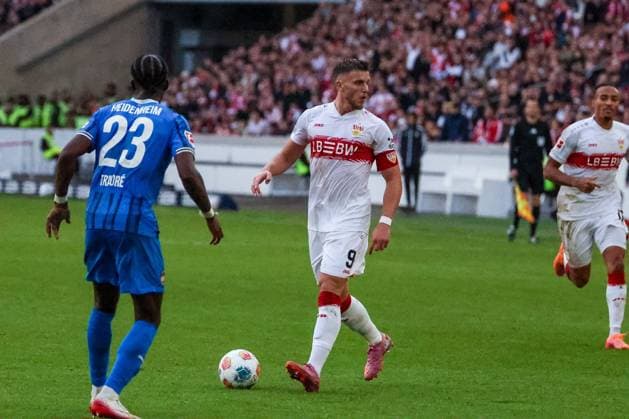 left to right Omar Traore 23 1FC Heidenheim 1846 vs Ermedin Demirovic 9 VfB Stuttgart , with Jamie Leweling 18 VfB Stuttgart in the background, VfB Stuttgart vs 1 FC Heidenheim 1846, DFL, Bundesliga, Season 2025 2026, MHP Arena, Hinrunde, 6 Spieltag, 05 10 2025 DFB regulations prohibit any use of photographs as image sequences and or quasi video Stuttgart Baden Wuerttemberg Germany Copyright: xkolbert-press MartinxAgüerax