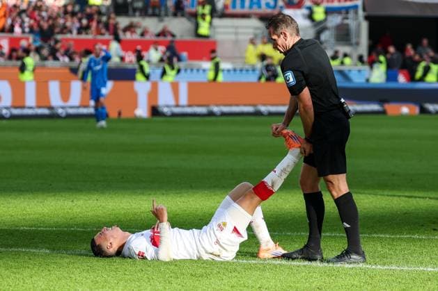 Referee Referee Tobias Stieler tries to solve a cramp at Bilal El Khannouss 11 VfB Stuttgart, VfB Stuttgart vs 1 FC Heidenheim 1846, DFL, Bundesliga, Saison 2025 2026, MHP Arena, Hinrunde, 6 Spieltag, 05 10 2025 DFB regulations prohibit any use of photographs as image sequences and or quasi video Stuttgart Baden Wuerttemberg Germany Copyright: xkolbert-press MartinxAgüerax