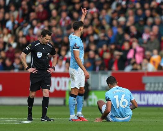 London, England, October 05 2025: Ruben Dias (3 Manchester City) calls the physio for injured Rodri (16 Manchester City) has to be substituted during the Premier League game between Brentford and Manchester City at Gtech Community Stadium in London, England. (Photo by Jay Patel Sports Press Photo SPP) Copyright: xJayxPatel SportsxPressxPhoto SPPx Sportspressphoto_SPR38580