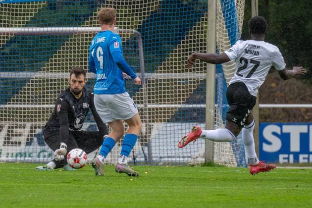 Soccer, Regionalliga Nord, BW Lohne vs Altona 93, Matchday 13, Season 2025 2026, 5 10 2025 Marko Dedovic Goalkeeper Blau Weiss Lohne 1 saves shot on goal from Emmanuel Appiah Altona 93 27 , Lohne Heinz Dettmer Stadion Niedersachsen Germany