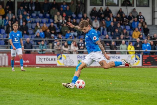Football, Regionalliga Nord, BW Lohne vs Altona 93, Matchday 13, Season 2025 2026, 5 10 2025 Jakub Westendorf Blau Weiss Lohne 16 draws off , Lohne Heinz Dettmer Stadion Niedersachsen Germany