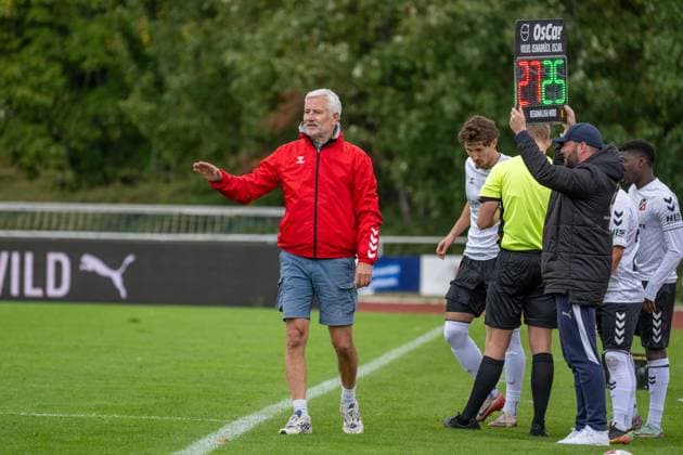 Soccer, Regionalliga Nord, BW Lohne vs Altona 93, Matchday 13, Season 2025 2026, 5 10 2025 Andreas Bergmann Coach Altona 93 with triple change , Lohne Heinz Dettmer Stadion Niedersachsen Germany