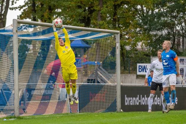 Soccer, Regionalliga Nord, BW Lohne vs Altona 93, Matchday 13, Season 2025 2026, 5 10 2025 Dennis Lohmann Goalkeeper Altona 93 1 catches header from Jakub Westendorf Blau Weiss Lohne 16 , Lohne Heinz Dettmer Stadion Niedersachsen Germany