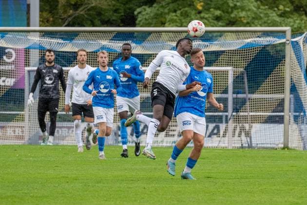 Football, Regionalliga Nord, BW Lohne vs Altona 93, Matchday 13, Season 2025 2026, 5 10 2025 Minou Tsimba Eggers Altona 93 8 with Martin Kobylanski Blau Weiss Lohne 18 , Lohne Heinz Dettmer Stadion Niedersachsen Germany