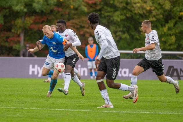 Soccer, Regionalliga Nord, BW Lohne vs Altona 93, Matchday 13, Season 2025 2026, 5 10 2025 Minou Tsimba Eggers Altona 93 8 clips at Thorsten Tönnies Blau Weiss Lohne 21 , Emmanuel Ntsiakoh Altona 93 4 watches , Lohne Heinz Dettmer Stadion Niedersachsen Germany