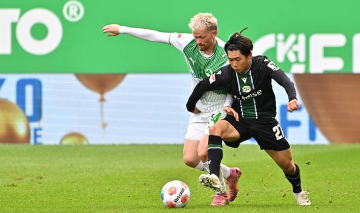 05 10 2025 Soccer Season 2025 2026 2 Soccer Bundesliga 08 Matchday SpVgg Greuther Fürth Kleeblatt Hannover 96 H96 Sportfoto Zink MeZi xmexzix DFL regulations prohibit any use of photographs as image sequences and or quasi video only for editorial use Jomaine Consbruch 14, SpVgg Greuther Fürth Hayate Matsuda 27, Hannover 96 H96, rechts