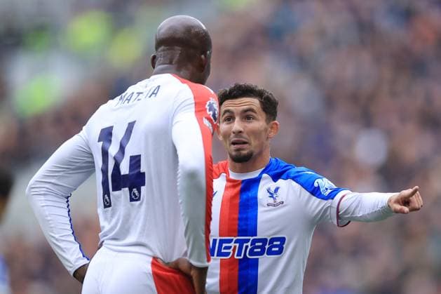 Fußball Premier League Everton gegen Crystal Palace 5. Oktober 2025 Premier League Everton gegen Crystal Palace Yeremi Pino von Crystal Palace spricht mit Jean Philippe Mateta von Crystal Palace Foto Simon Stacpoole Abseits Liverpool UK  Copyright: xSimonxStacpoolexOffside