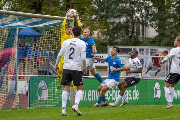 Soccer, Regionalliga Nord, BW Lohne vs Altona 93, Matchday 13, Season 2025 2026, 5 10 2025 Dennis Lohmann Goalkeeper Altona 93 1 in front of Thorsten Tönnies Blau Weiss Lohne 21 am Balll , Lohne Heinz Dettmer Stadion Niedersachsen Germany