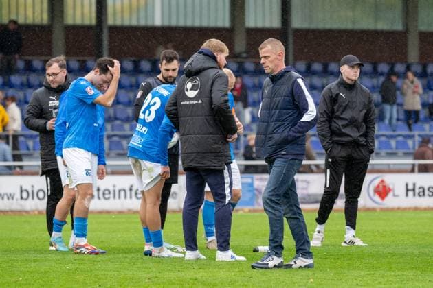 Football, Regionalliga Nord, BW Lohne vs Altona 93, Matchday 13, Season 2025 2026, 5 10 2025 Uwe Möhrle Coach Blau Weiss Lohne with Lohne players after the final whistle , Lohne Heinz Dettmer Stadion Niedersachsen Germany