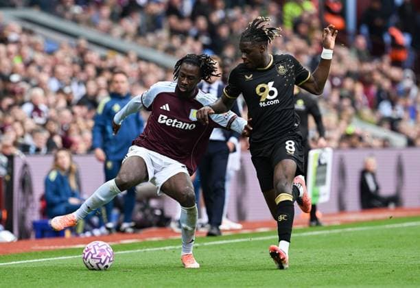 Evann Guessand of Aston Villa and Lesley Ugochukwu of Burnley Aston Villa v Burnley, Premier League, Football, Villa Park, Birmingham, UK - 05 Oct 2025Birmingham Villa Park United Kingdom EDITORIAL USE ONLY No use with unauthorised audio, video, data, fixture lists, club league logos or live services. Online in-match use limited to 120 images, no video emulation. No use in betting, games or single club league player publications. Copyright: xAnnaxGowthorpe Shutterstockx 15515860ar