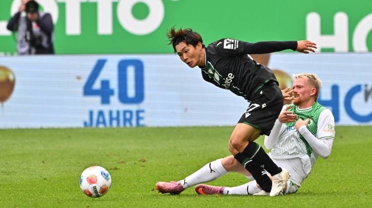 05 10 2025 Soccer Season 2025 2026 2 Soccer Bundesliga 08 Matchday SpVgg Greuther Fürth Kleeblatt Hannover 96 H96 Sportfoto Zink MeZi xmexzix DFL regulations prohibit any use of photographs as image sequences and or quasi video only for editorial use Hayate Matsuda 27, Hannover 96 H96 Jomaine Consbruch 14, SpVgg Greuther Fürth, right