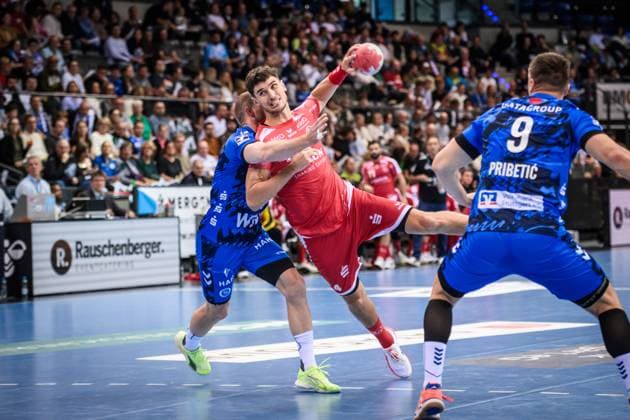 Nikolaj Enderleit MT Melsungen, 04 vs Patrick Zieker TVB Stuttgart, 25 , left and Gianfranco Pribetic TVB Stuttgart, 09 , right GER, TVB 1898 Stuttgart MT Melsungen, DAIKIN HBL, Handball, Bundesliga, Matchday 7, Season 2025 2026, 05 10 2025 GER, TVB 1898 Stuttgart Frisch Auf Goeppingen, DAIKIN HBL, Handball, Bundesliga, Matchday 7, Season 2025 2026, 05 10 2025 Stuttgart Copyright: xSandyxDinkelackerx EP_SDR