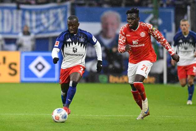 GER 1 FBL,, Hamburger SV vs 1 FSV Mainz 05 05 10 2025, Volksparkstadion, Hamburg, GER 1 FBL, Hamburger SV vs 1 FSV Mainz 05 in the picture Jean Luc Dompe Hamburg 07 tries to assert himself against Danny Vieira Da Costa Mainz 21 nordphotoxGmbH xWitke nph00002