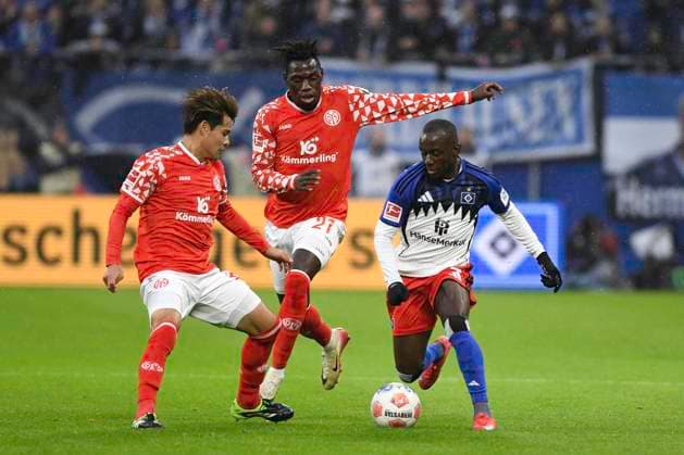 GER 1 FBL,, Hamburger SV vs 1 FSV Mainz 05 05 10 2025, Volksparkstadion, Hamburg, GER 1 FBL, Hamburger SV vs 1 FSV Mainz 05 in the picture Jean Luc Dompe Hamburg 07 tries to assert himself against Danny Vieira Da Costa Mainz 21 and Kaishu Sano Mainz 06 nordphotoxGmbH xWitke nph00002