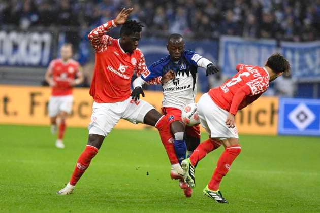 GER 1 FBL,, Hamburger SV vs 1 FSV Mainz 05 05 10 2025, Volksparkstadion, Hamburg, GER 1 FBL, Hamburger SV vs 1 FSV Mainz 05 in the picture Jean Luc Dompe Hamburg 07 tries to assert himself against Danny Vieira Da Costa Mainz 21 and Kaishu Sano Mainz 06 nordphotoxGmbH xWitke nph00002