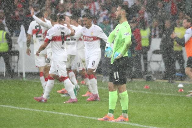 05 10 25 VfB Stuttgart 1 FC Heidenheim Germany, Stuttgart, 05 10 2025, Soccer, Bundesliga, VfB Stuttgart 1 FC Heidenheim VfB celebrates after the 1 0, TW Diant Ramaj, Heidenheim, right, stands in the rain