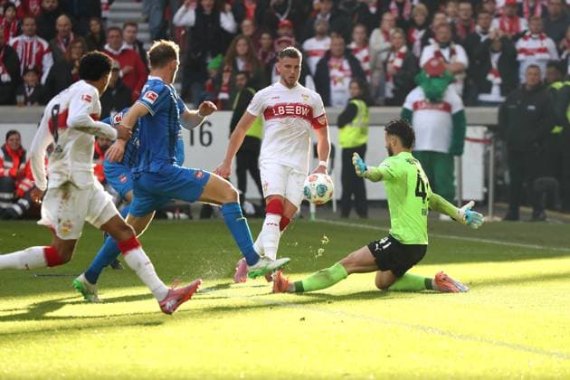 05 10 25 VfB Stuttgart 1 FC Heidenheim Germany, Stuttgart, 05 10 2025, Soccer, Bundesliga, VfB Stuttgart 1 FC Heidenheim Ermedin Demirovic, 2 v li scores the supposed 2 0 Right TW Diant Ramaj, HdH