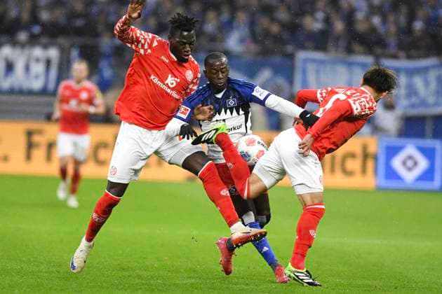 GER 1 FBL,, Hamburger SV vs 1 FSV Mainz 05 05 10 2025, Volksparkstadion, Hamburg, GER 1 FBL, Hamburger SV vs 1 FSV Mainz 05 in the picture Jean Luc Dompe Hamburg 07 tries to assert himself against Danny Vieira Da Costa Mainz 21 and Kaishu Sano Mainz 06 nordphotoxGmbH xWitke nph00002