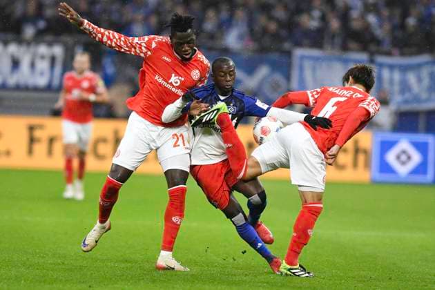 GER 1 FBL,, Hamburger SV vs 1 FSV Mainz 05 05 10 2025, Volksparkstadion, Hamburg, GER 1 FBL, Hamburger SV vs 1 FSV Mainz 05 in the picture Jean Luc Dompe Hamburg 07 tries to assert himself against Danny Vieira Da Costa Mainz 21 and Kaishu Sano Mainz 06 nordphotoxGmbH xWitke nph00002