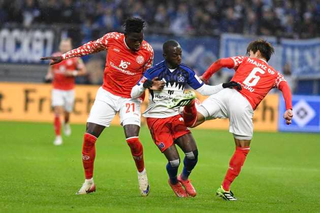 GER 1 FBL,, Hamburger SV vs 1 FSV Mainz 05 05 10 2025, Volksparkstadion, Hamburg, GER 1 FBL, Hamburger SV vs 1 FSV Mainz 05 in the picture Jean Luc Dompe Hamburg 07 tries to assert himself against Danny Vieira Da Costa Mainz 21 and Kaishu Sano Mainz 06 nordphotoxGmbH xWitke nph00002