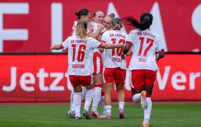 DEU, Nürnberg, FC Nürnberg vs RB Leipzig, Google Pixel Bundesliga, DFB, Saison 2526, Max Morlock Stadion, 5 Spieltag im Bild Tor durch Nikoline Dudek RB Leipzig 24 , Jubel mit dem Team DFB DFL REGULATIONS PROHIBIT ANY USE OF PHOTOGRAPHS AS IMAGE SEQUENCES AND OR QUASI VIDEO, 05 10 2025, Copyright: HMBxMedia HendrikxHamelau