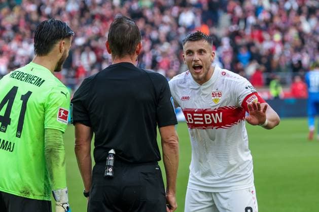 Ermedin Demirovic 9 VfB Stuttgart discusses with referee Tobias Stieler about the disallowance of his goal, disappointment, frustration , with Diant Ramaj 41 1FC Heidenheim 1846 , VfB Stuttgart vs 1 FC Heidenheim 1846, DFL, Bundesliga, Saison 2025 2026, MHP Arena, Hinrunde, 6 Spieltag, 05 10 2025 DFB regulations prohibit any use of photographs as image sequences and or quasi video Stuttgart Baden Wuerttemberg Germany Copyright: xkolbert-press MartinxAgüerax