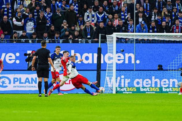 Goal shot Goal chance Miro Muheim Hamburger SV, 28 GER, Hamburger SV vs FSV Mainz 05, Football, 1 Bundesliga, Matchday 6, Season 2025 2026, 05 10 2025 GER, Hamburger SV vs FSV Mainz 05, Football, 1 Bundesliga, Matchday 6, Season 2025 2026, 05 10 2025 Hamburg Copyright: xEibner-Pressefoto MarcelxvonxFehrnx EP_MFN