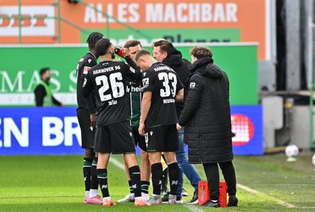 05 10 2025 Soccer Season 2025 2026 2 Soccer Bundesliga 08 Matchday SpVgg Greuther Fürth Kleeblatt Hannover 96 H96 Sportfoto Zink MeZi xmexzix DFL regulations prohibit any use of photographs as image sequences and or quasi video only for editorial use Christian Titz Trainer Hannover 96 mit Waniss Taibi 26, Hannover 96 H96 Maurice Neubauer 33, Hannover 96 H96 und Co ALLES MACHBAR