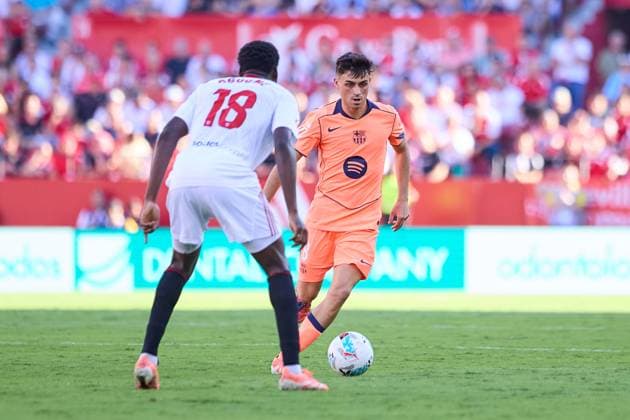 Sevilla FC v FC Barcelona, Barca - LaLiga EA Sports SEVILLE, SPAIN - OCTOBER 5: Pedri of FC Barcelona competes for the ball with Lucien Jefferson Agoume of Sevilla FC during the LaLiga EA Sports match between Sevilla FC and FC Barcelona at Ramon Sanchez Pizjuan Stadium on October 5, 2025 in Seville, Spain. (Photo by Gabriel Colchero Photo Players Images Magara Press) Seville Ramon Sanchez Pizjuan Stadium Spain Copyright: xGabrielxColcherox