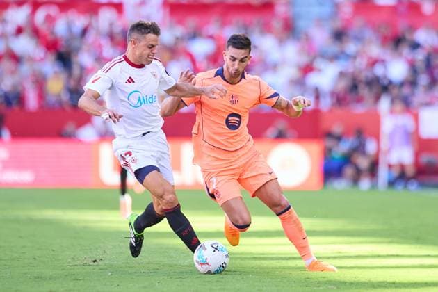 Sevilla FC v FC Barcelona, Barca - LaLiga EA Sports SEVILLE, SPAIN - OCTOBER 5: Ferran Torres of FC Barcelona competes for the ball with Cesar Azpilicueta of Sevilla FC during the LaLiga EA Sports match between Sevilla FC and FC Barcelona at Ramon Sanchez Pizjuan Stadium on October 5, 2025 in Seville, Spain. (Photo by Gabriel Colchero Photo Players Images Magara Press) Seville Ramon Sanchez Pizjuan Stadium Spain Copyright: xGabrielxColcherox