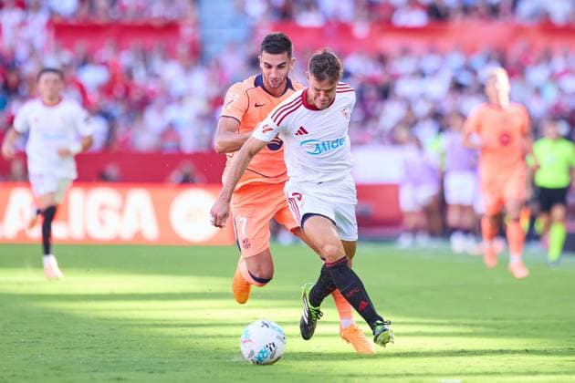 Sevilla FC v FC Barcelona, Barca - LaLiga EA Sports SEVILLE, SPAIN - OCTOBER 5: Ferran Torres of FC Barcelona competes for the ball with Cesar Azpilicueta of Sevilla FC during the LaLiga EA Sports match between Sevilla FC and FC Barcelona at Ramon Sanchez Pizjuan Stadium on October 5, 2025 in Seville, Spain. (Photo by Gabriel Colchero Photo Players Images Magara Press) Seville Ramon Sanchez Pizjuan Stadium Spain Copyright: xGabrielxColcherox