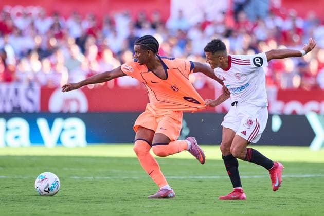 Sevilla FC v FC Barcelona, Barca - LaLiga EA Sports SEVILLE, SPAIN - OCTOBER 5: Alejandro Balde of FC Barcelona competes for the ball with Alexis Sanchez of Sevilla FC during the LaLiga EA Sports match between Sevilla FC and FC Barcelona at Ramon Sanchez Pizjuan Stadium on October 5, 2025 in Seville, Spain. (Photo by Gabriel Colchero Photo Players Images Magara Press) Seville Ramon Sanchez Pizjuan Stadium Spain Copyright: xGabrielxColcherox