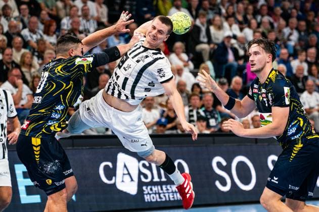Elias Ellefsen a Skipagotu THW Kiel, 71 on throw, Jannik Kohlbacher Rhein Neckar Loewen, 80 , Robert Timmermeister Rhein Neckar Loewen, 07 , GER, THW Kiel vs Rhein Neckar Loewen, Handball, Bundesliga, Matchday 7, Season 2025 2026, 05 10 2025 GER, THW Kiel vs Rhein Neckar Loewen, Handball, Bundesliga, Matchday 7, Season 2025 2026, 05 10 2025 Kiel Copyright: xEibner-Pressefoto MaxxVincenx EP_MVN