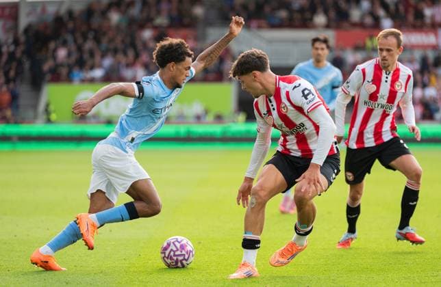 Brentford v Manchester City Premier League Oscar Bobb of Manchester City takes on Aaron Hickey of Brentford during the Premier League match at the Gtech Community Stadium, Brentford UK Newspapers OUT Copyright: xGraemexWilcocksonx FIL-22323-0074