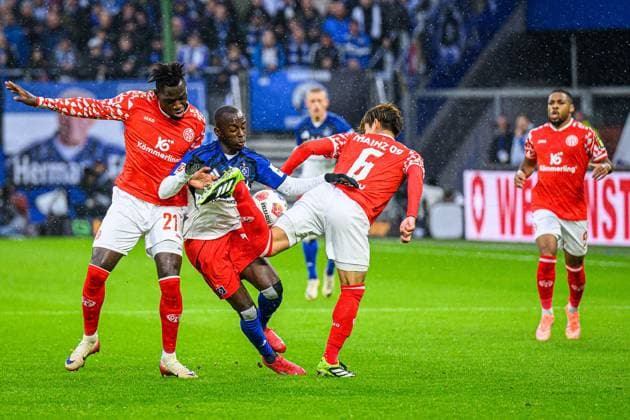 Soccer I Men I Season 2025 2026 I Bundesliga I 6 Matchday I Hamburger SV 1 FSV Mainz 05 I 05 10 2025 Danny da Costa 21, 1 FSV Mainz 05 , Jean Luc DompÃ 7, Hamburger SV , Kaishu Sano 6, 1 FSV Mainz 05 Hamburg Volksparkstadion Hamburg Germany Copyright: xLobecax xHenningxRohlfsx