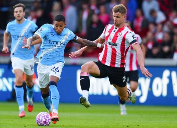 Nathan Collins of Brentford lunges in on Savio of Manchester City Brentford v Manchester City, Premier League, Football, Gtech Community Stadium, London, UK - 05 Oct 2025London Gtech Community Stadium United Kingdom EDITORIAL USE ONLY No use with unauthorised audio, video, data, fixture lists, club league logos or live services. Online in-match use limited to 120 images, no video emulation. No use in betting, games or single club league player publications. Copyright: xJavierxGarcia Shutterstockx 15515869z